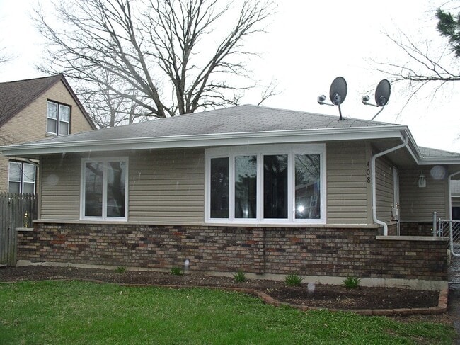 Primary Photo - 408 N Iowa Ave