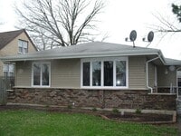 Building Photo - 408 N Iowa Ave