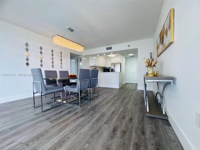 Building Photo - 3625 N Country Club Dr