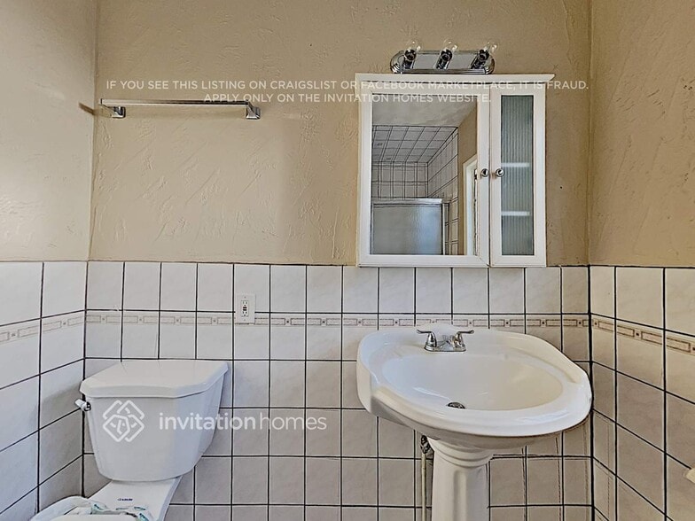 Building Photo - 2403 W 129th St