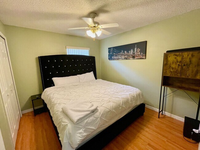 Building Photo - Modern 4-Bed, 2-Bath Solar-Powered Home Near UCF