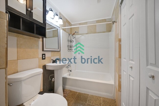 Building Photo - Charming 3-Bedroom Home in Auburn Near Green River College with Fenced Yard & Prime Location!