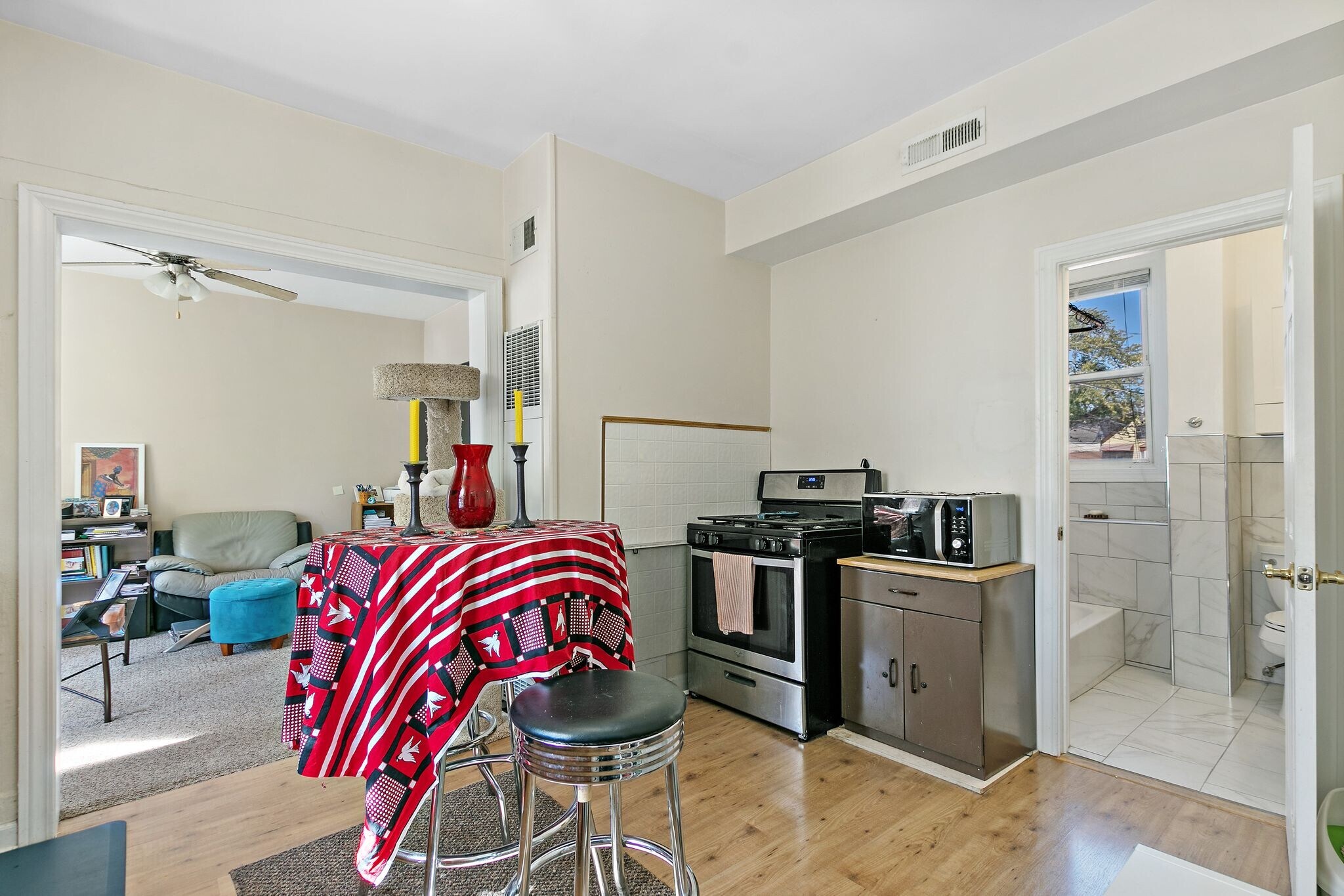 Building Photo - 2842 N Hamlin Ave