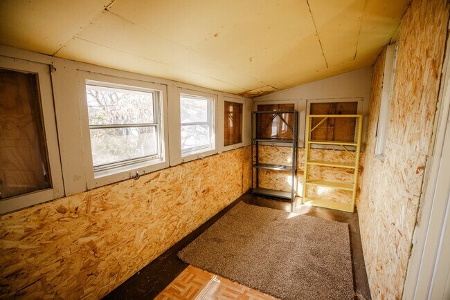 Building Photo - Beautiful three bedroom spacious house wit...