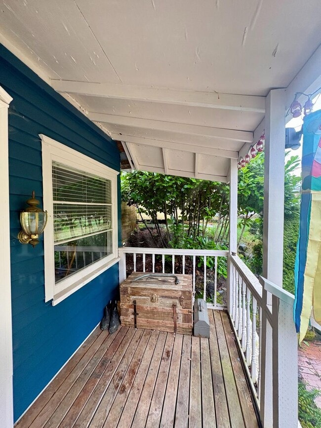 Building Photo - PRICE DROP! Bright & Beautiful Bungalow Near Downtown Port Orchard