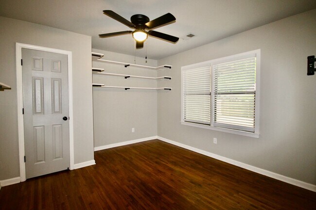 Building Photo - GORGEOUS SPACIOUS CORNER LOT HOME FOR RENT