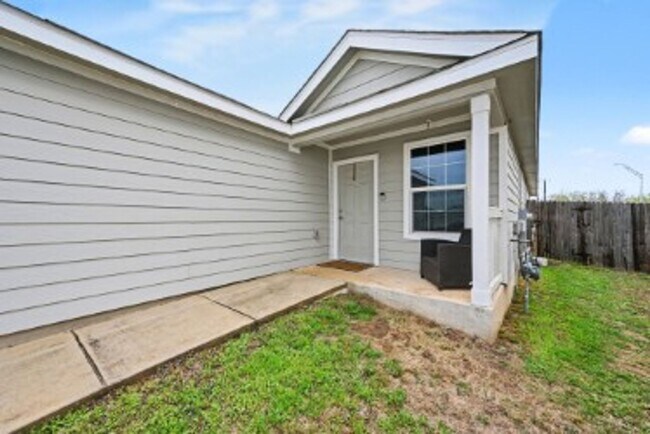 Building Photo - 3BED/2BATH HOUSE AVAILABLE FOR LEASE!