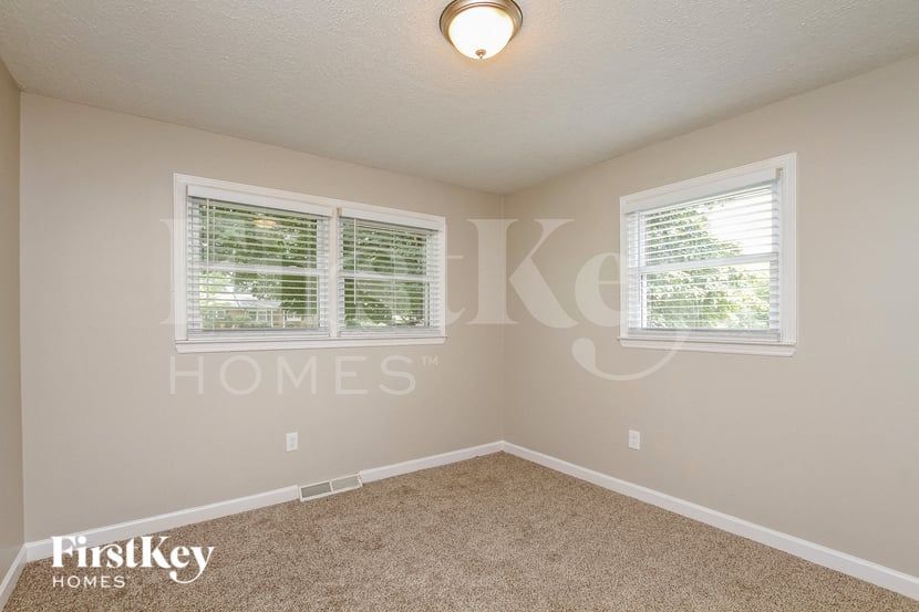 Building Photo - 6235 Lynwood Dr NW