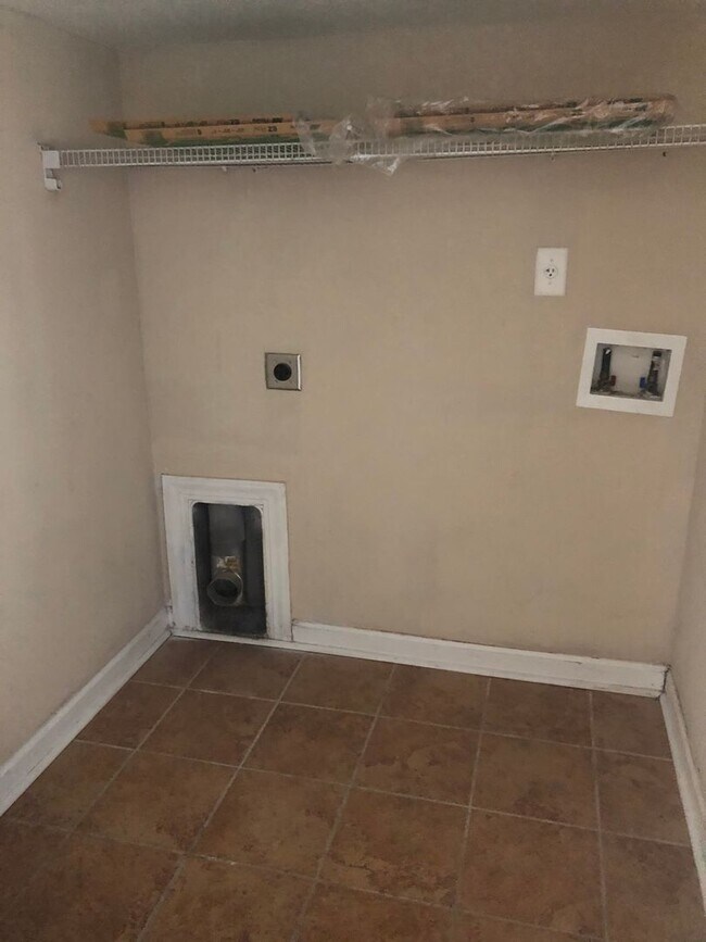 Building Photo - Beautiful 4-Bedroom,2.5-Baths with Two Car...