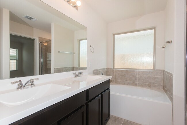 Building Photo - Updated Southeast Austin Single Story - Move In Ready!