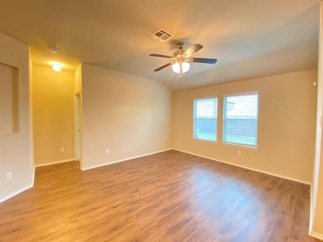 Building Photo - 2105 Meadow Park Dr