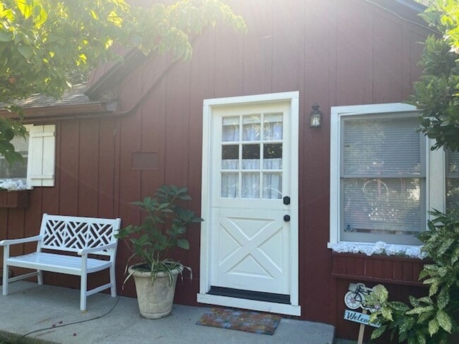 Building Photo - Charming Studio Cottage for Lease