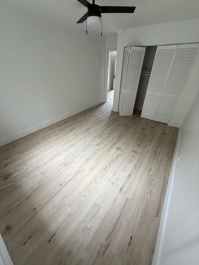 Building Photo - 1480 E Sample Rd