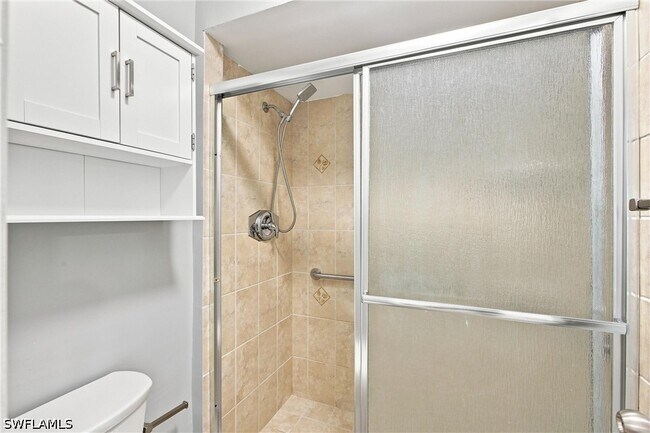 Building Photo - 646 SE 12th Ct