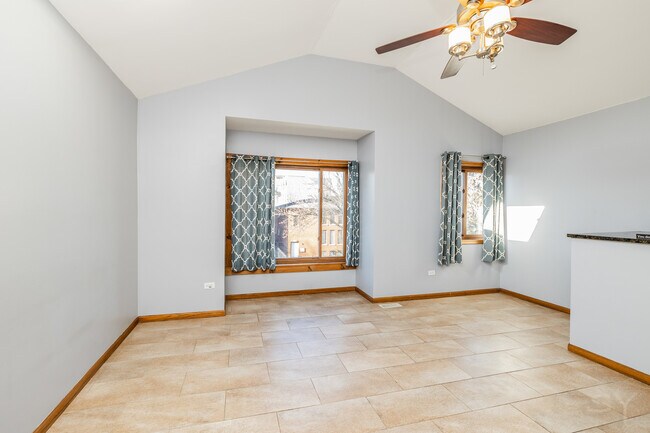 Building Photo - 807 S Claremont Ave