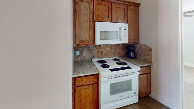 Building Photo - $895 - 1 bedroom Townhome!