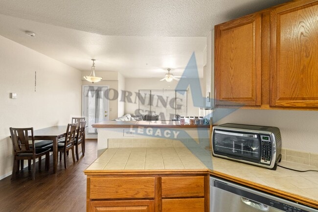 Building Photo - 2-Bedroom Condo Unit with Mountain Views!
