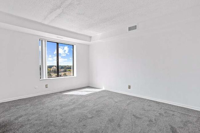 Building Photo - 16400 N Park Dr