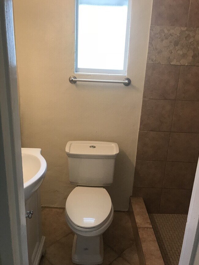 Building Photo - Large Old West Tampa Home