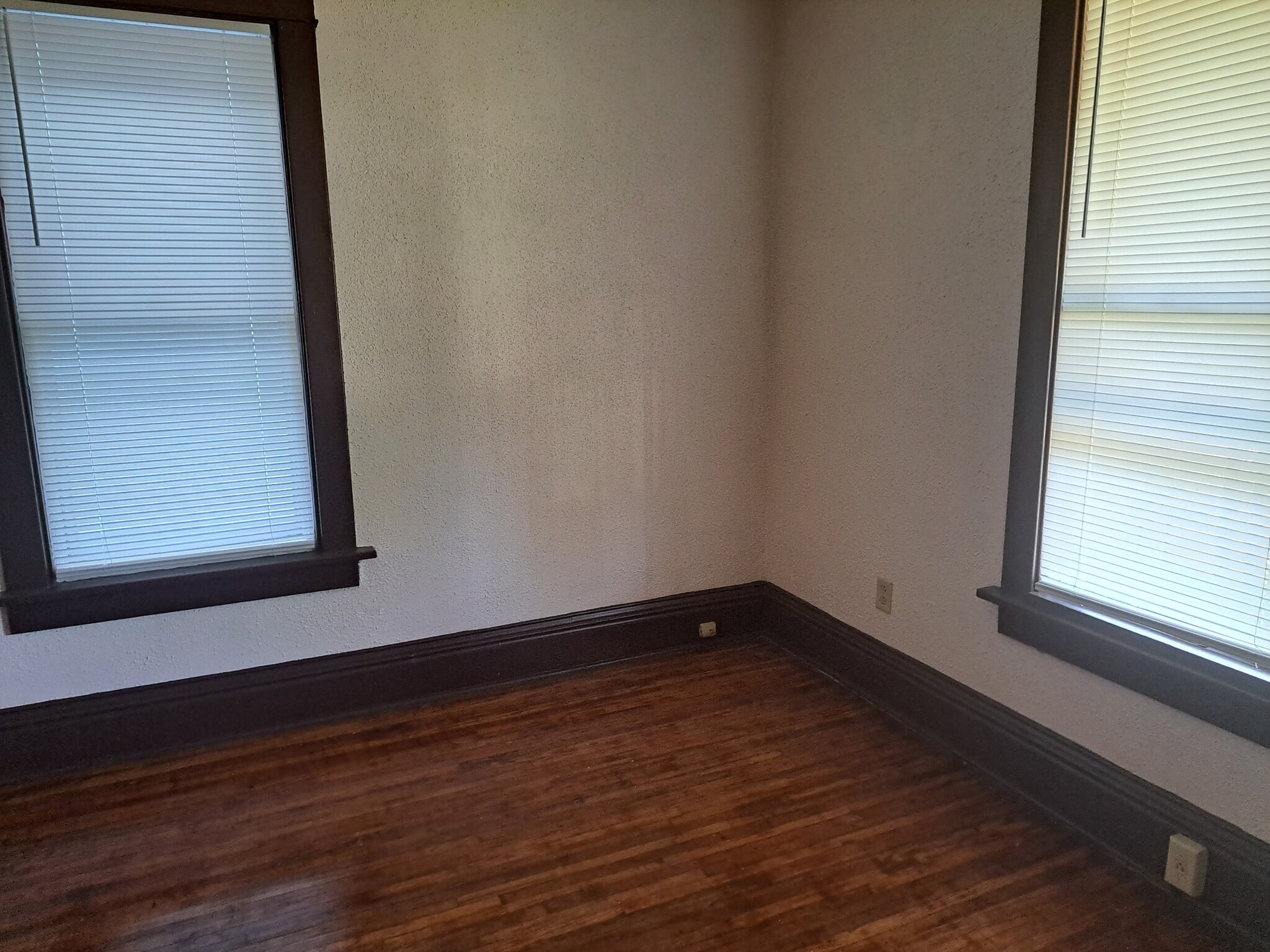 Building Photo - 915 W Thrush Ave
