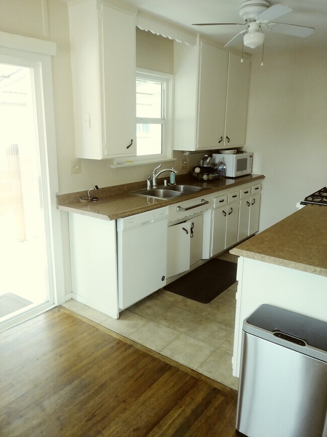 Building Photo - 824 W Cully Dr