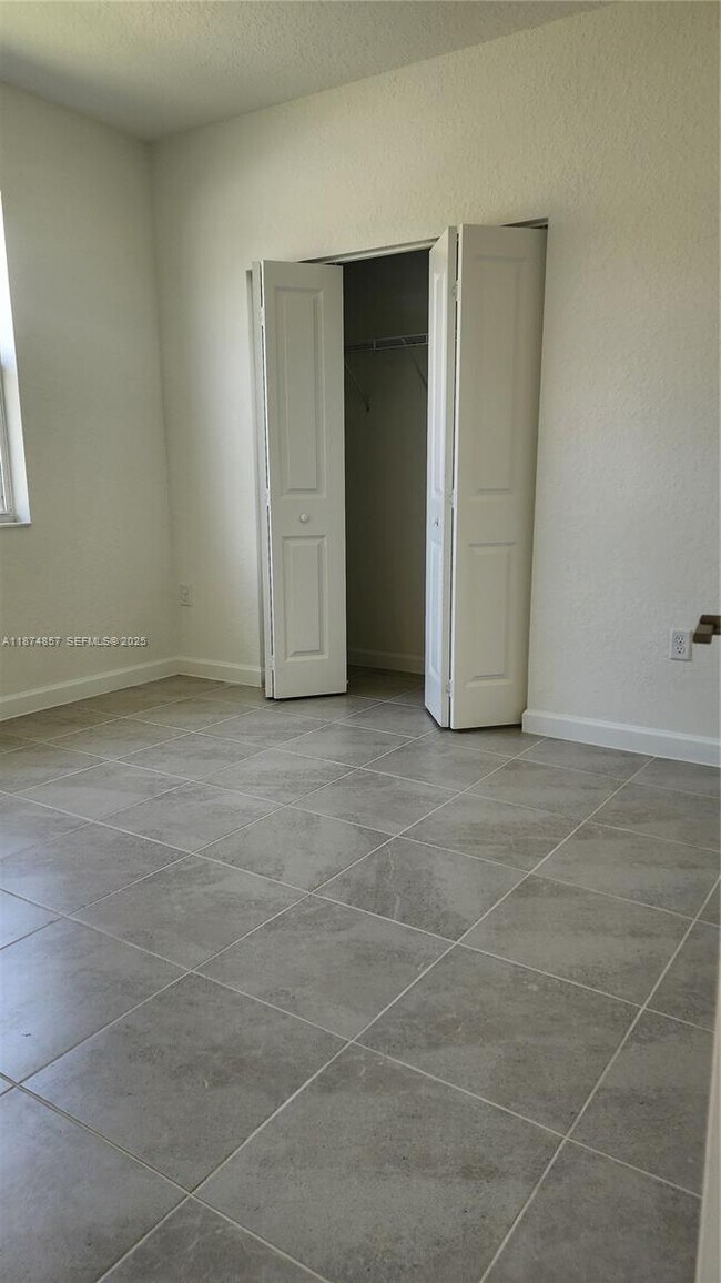 Building Photo - 2965 SE 23rd Ave