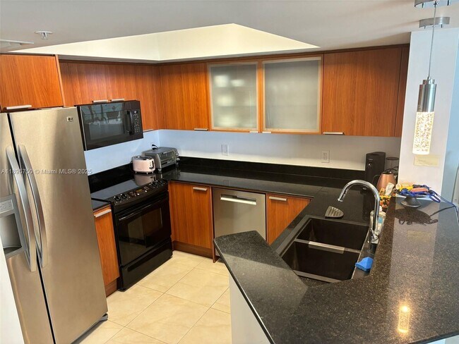 Building Photo - 16699 Collins Ave