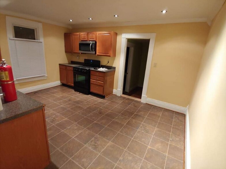 Building Photo - 553 Lilly Ave