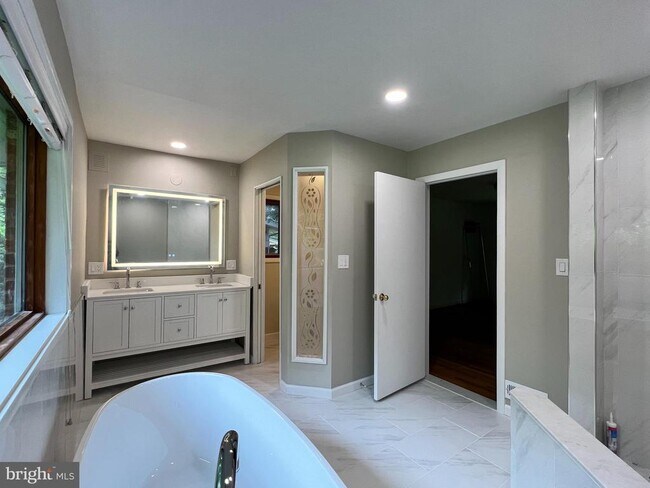 Building Photo - 6710 Persimmon Tree Rd