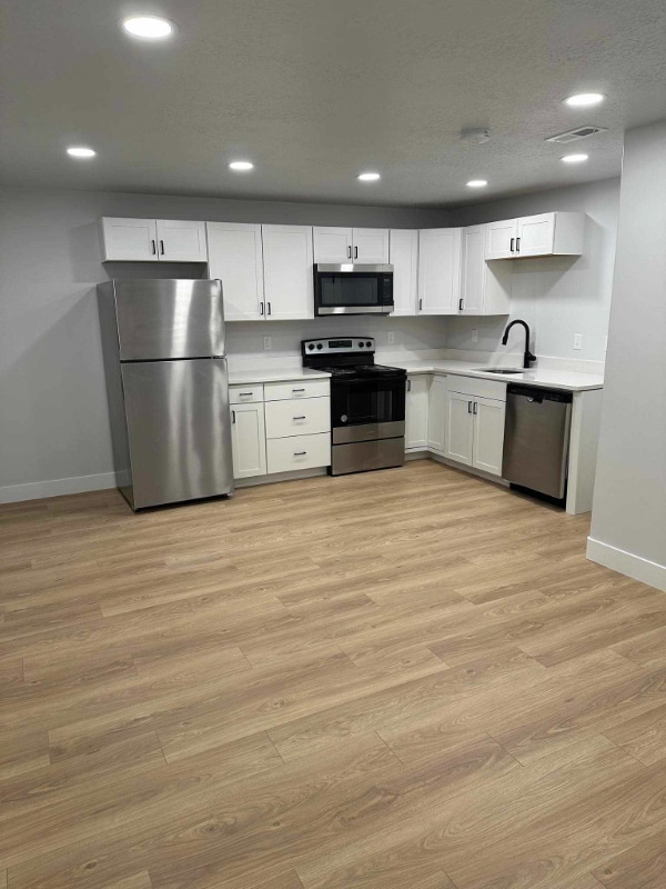 Building Photo - 1561 W Skyline Dr