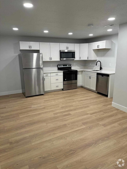 Building Photo - 1561 W Skyline Dr