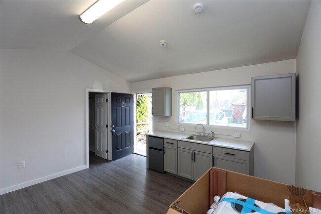 Building Photo - 669 Broadway