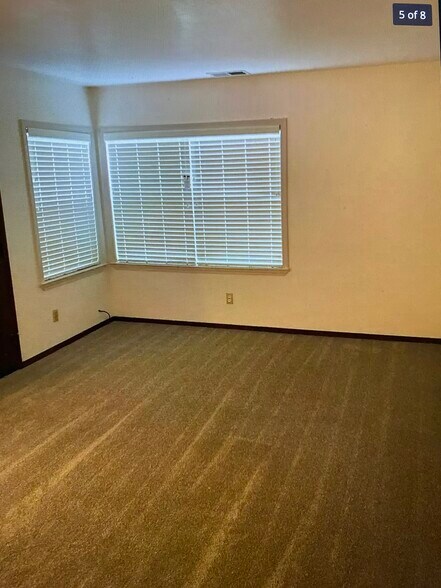 Living room - 421 37th St