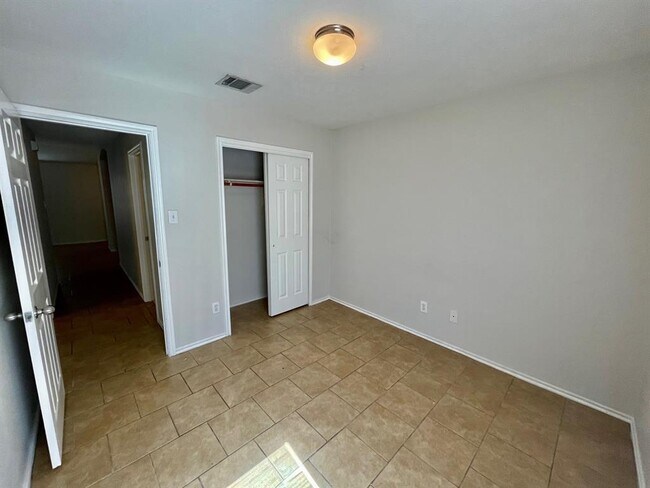 Building Photo - 112 Cowboy Cove