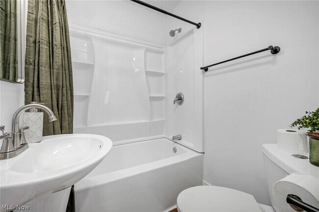 Building Photo - 896 Indian Trail