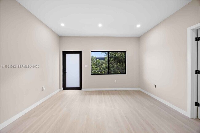 Building Photo - 630 NE 166th St