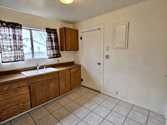Building Photo - Cozy Rambler with Backyard Close to Columb...