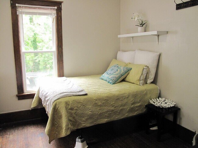 bedroom 4 - 409 Dryden Rd