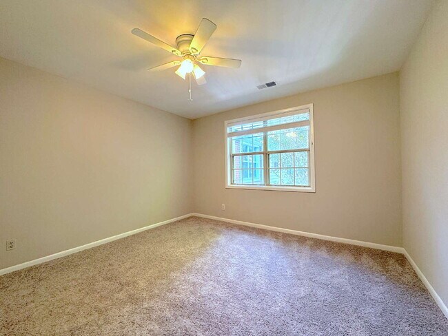 Building Photo - Welcome to this well-maintained top-floor condominium