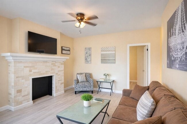 Building Photo - 501 S Magnolia Ave