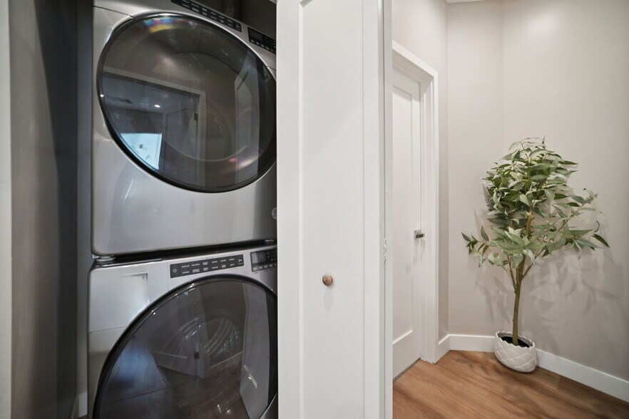 Building Photo - 8436 Oakdale Ave