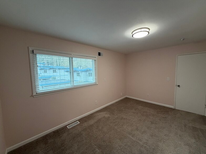 Primary bedroom - 2095 S Kent Des Moines Rd