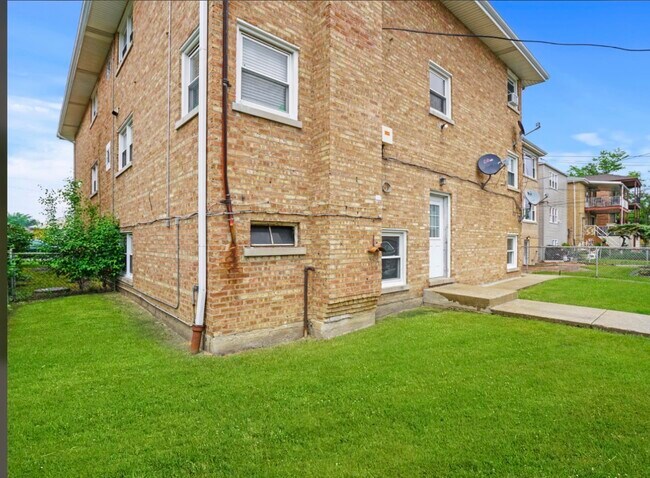 Building Photo - 7651 W Addison St