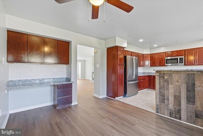 Building Photo - 9208 Fairlane Pl