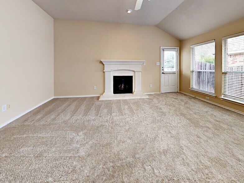 Building Photo - 2024 El Camino Dr