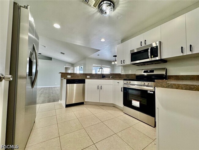 Building Photo - 714 Knox Ave S