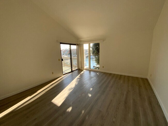 Building Photo - 3 Bedroom Condo on the Bay!