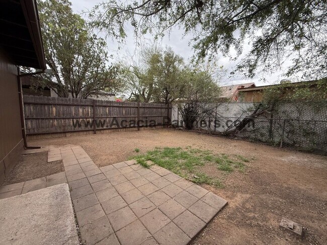 Building Photo - Two Bedroom Duplex