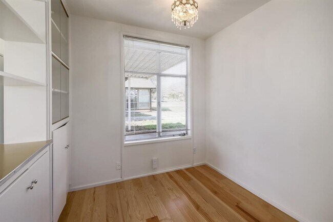 Building Photo - 1515 Corona Dr