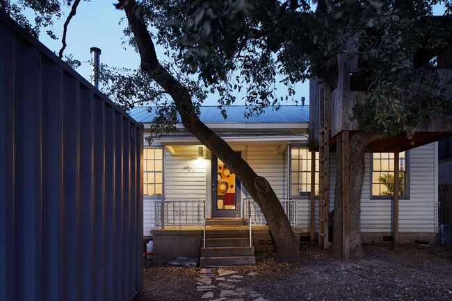 Building Photo - 902 W Mary St